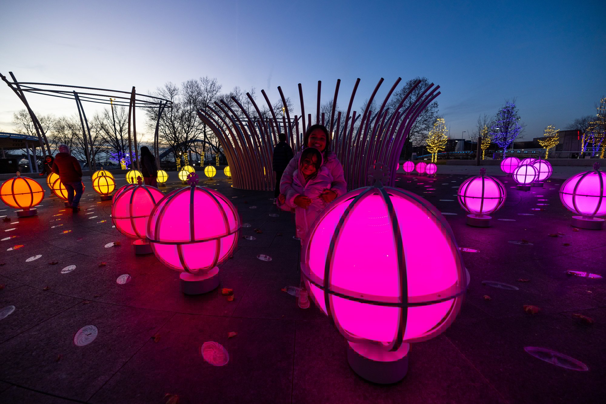 CS_SciotoMile_IlluminatedGlobes_075
