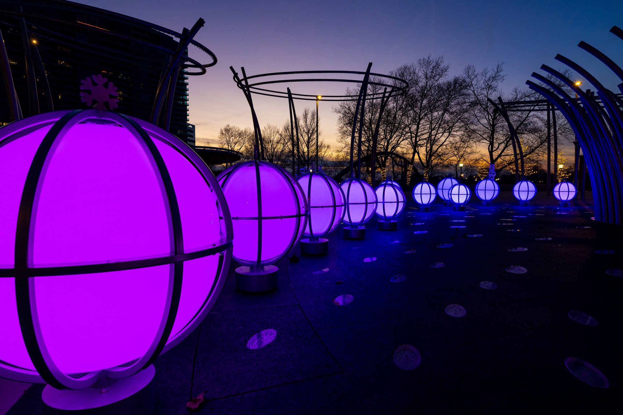 CS_SciotoMile_IlluminatedGlobes_082