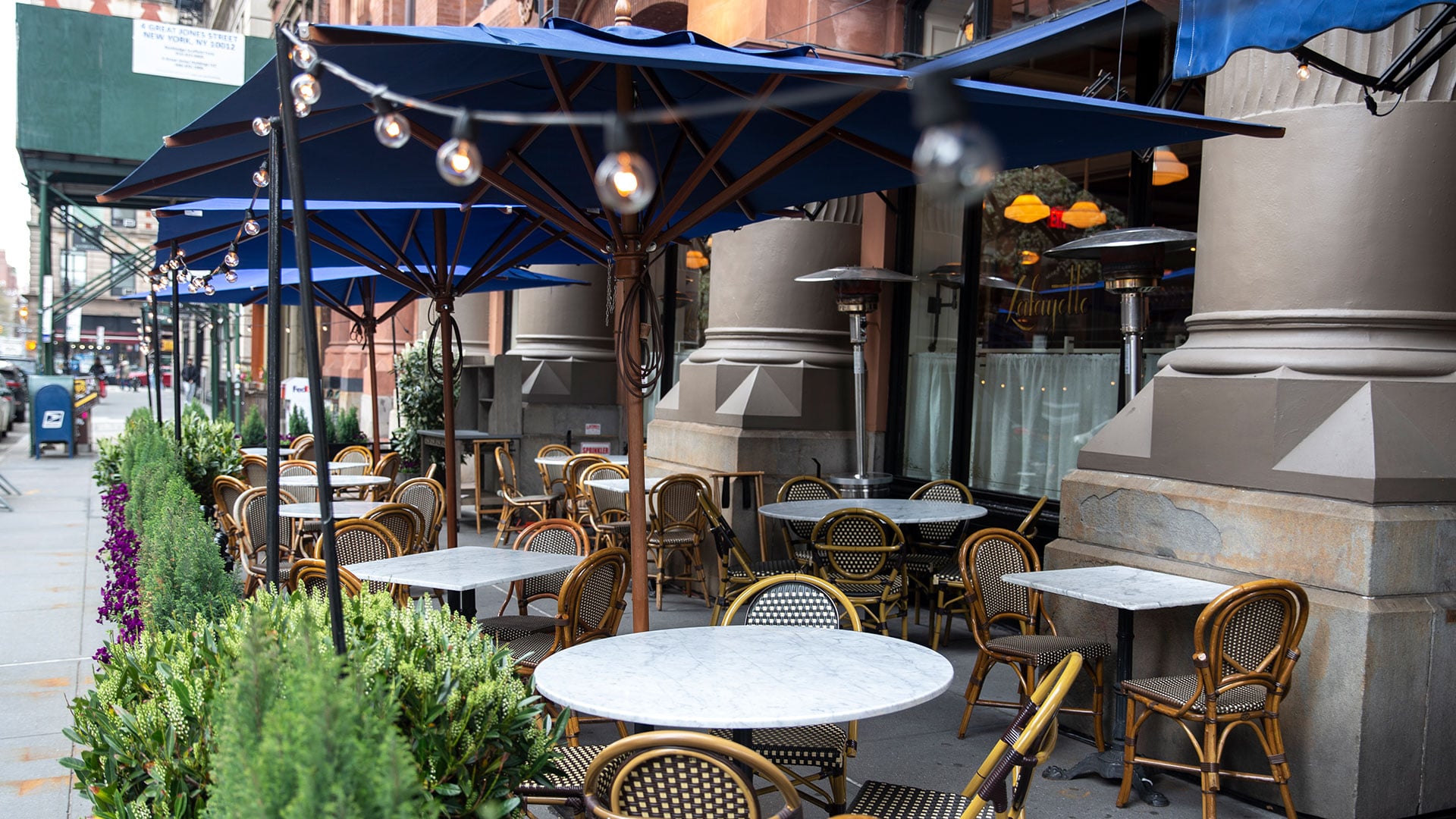 https://9415688.fs1.hubspotusercontent-na1.net/hubfs/9415688/7-Features-of-an-Effective-Restaurant-Patio-Space-Header-1.jpg